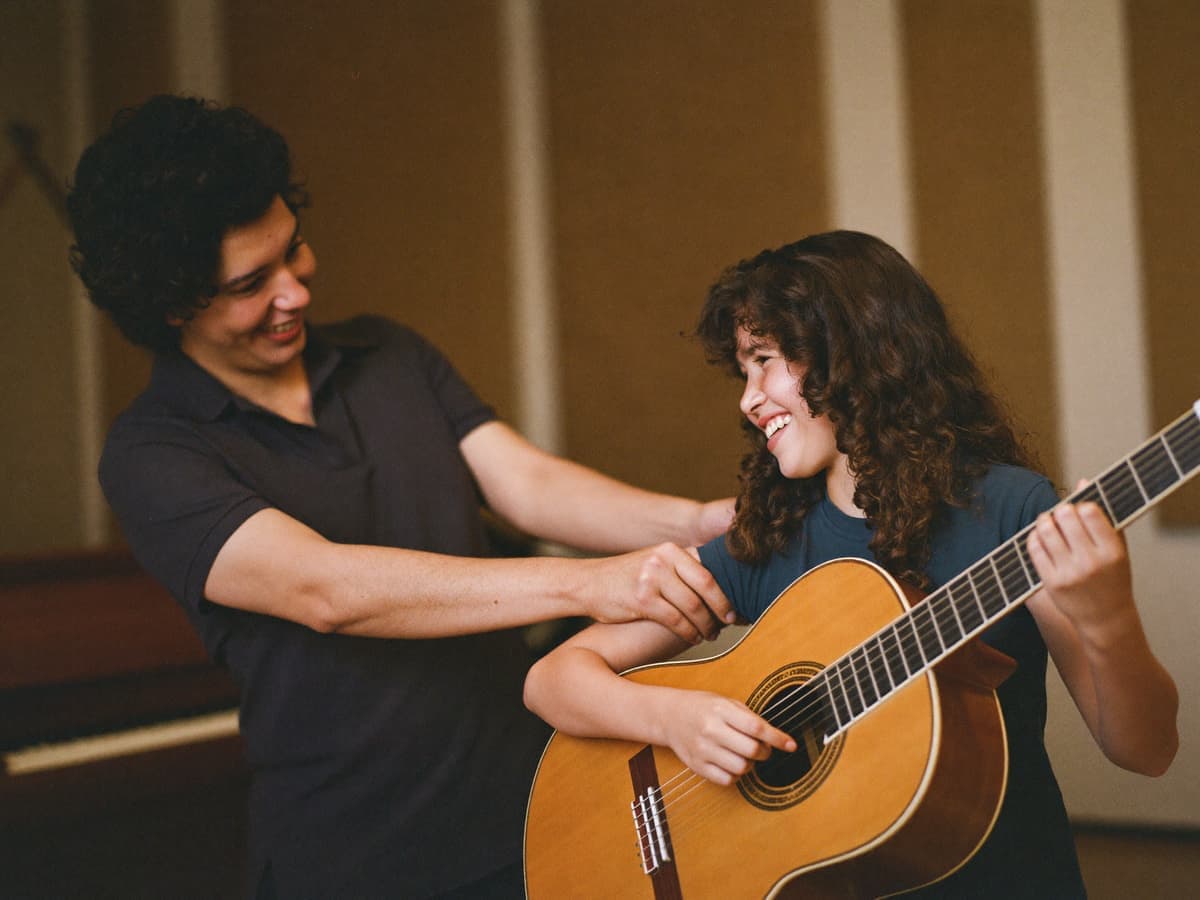 Maestro de música enseña a una niña a tocar la guitarra en su clase de prueba