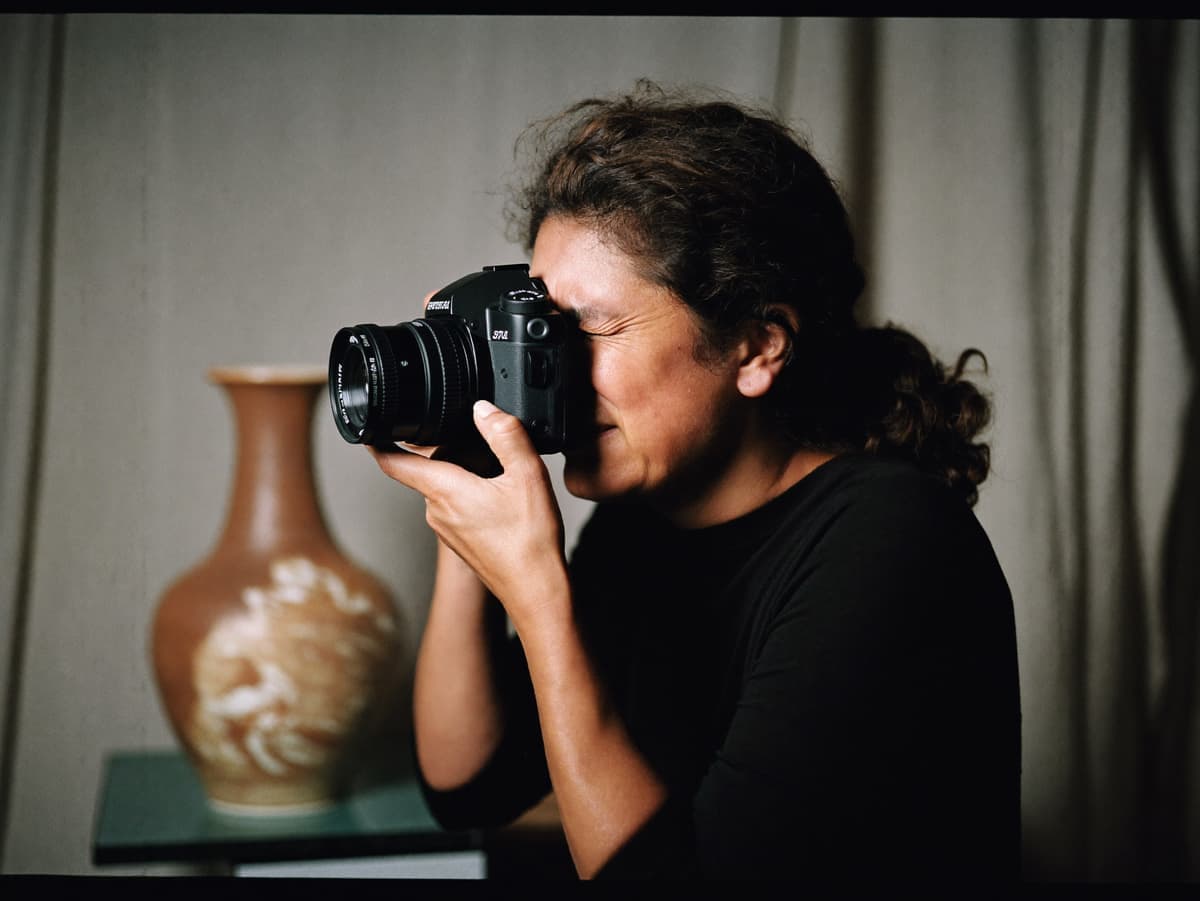 Fotógrafa de producto fotografía un jarrón en su estudio